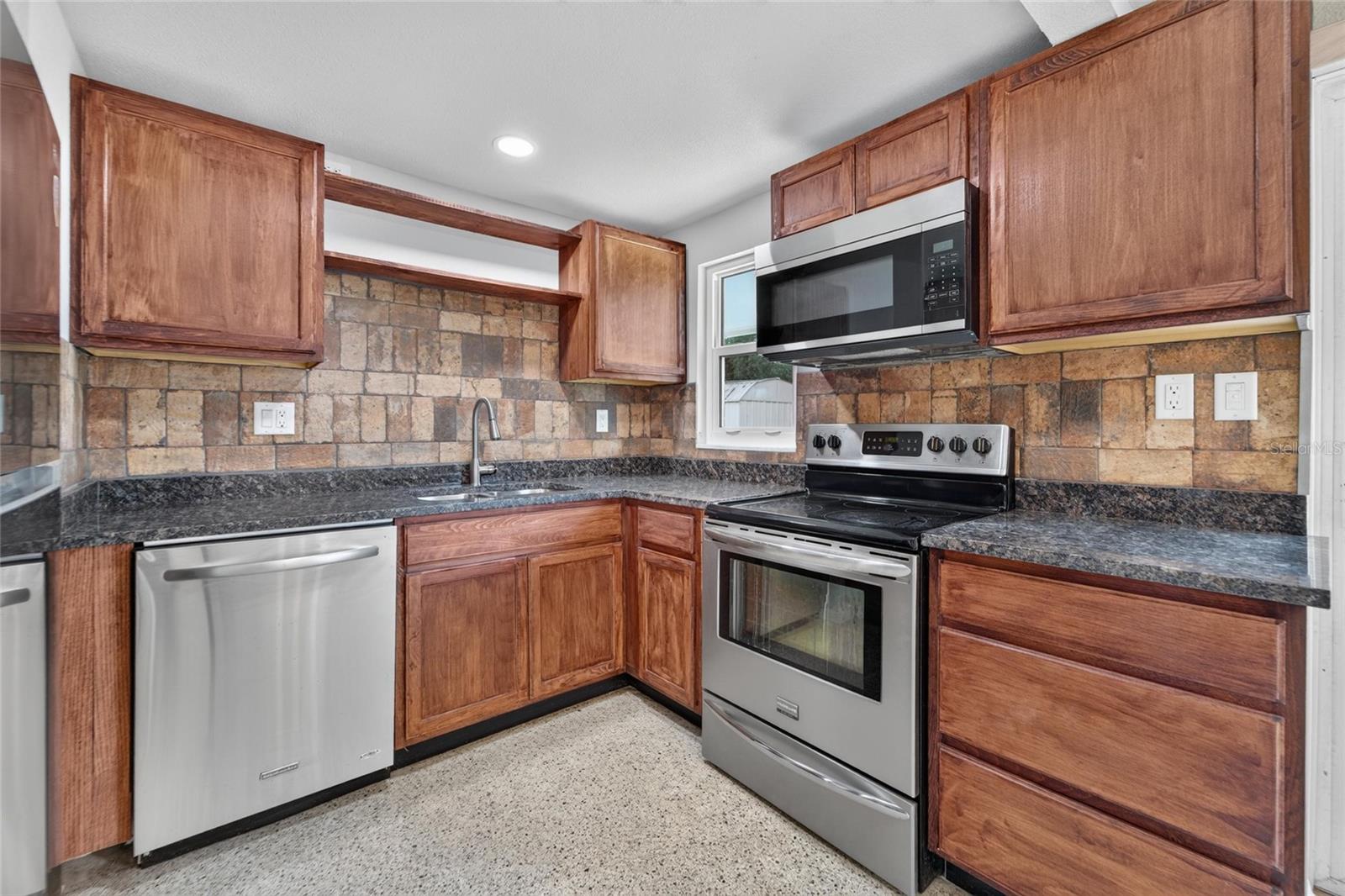 506 SHAMROCK RD — photo 13