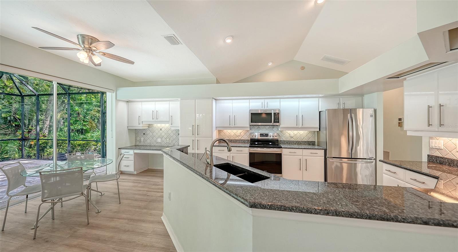 2929 SANDRINGHAM PL — photo 9