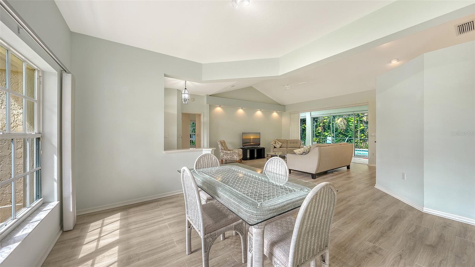 2929 SANDRINGHAM PL — photo 19