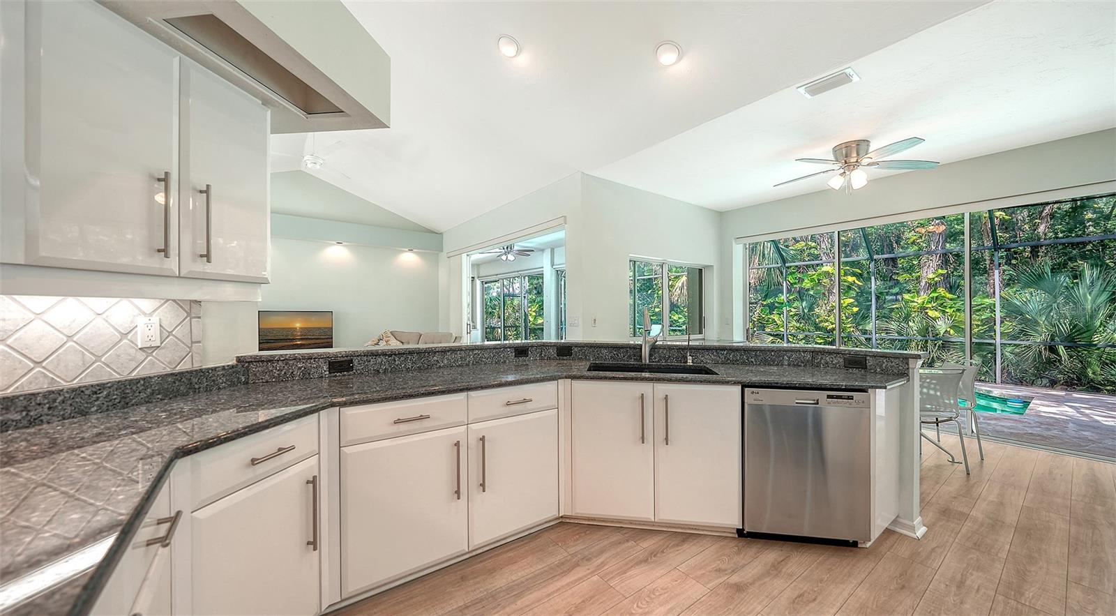2929 SANDRINGHAM PL — photo 8