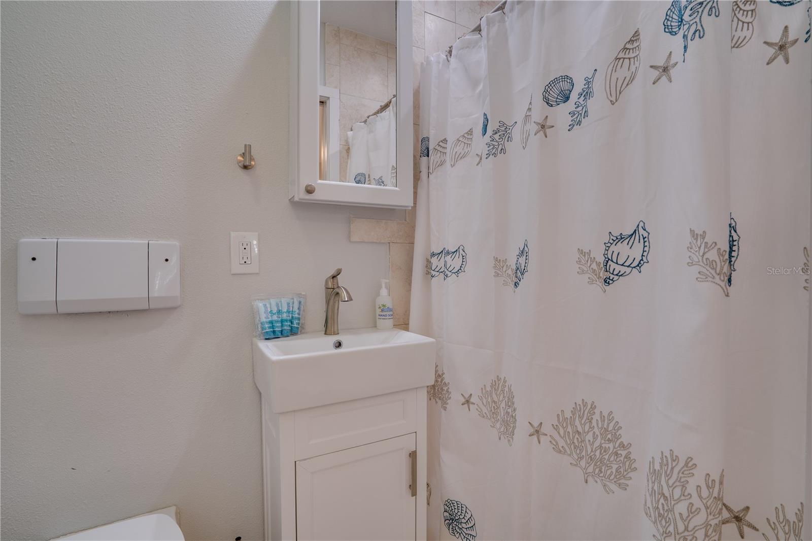 76 N SHORE DR — photo 18