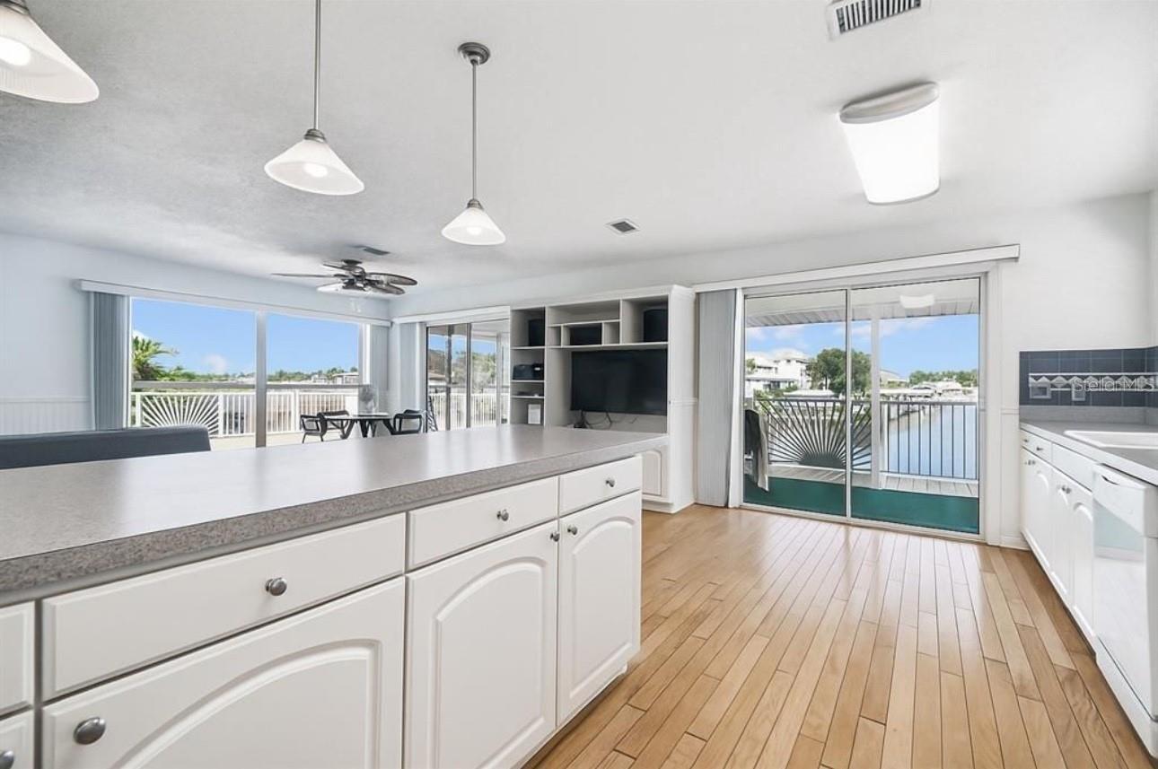 9914 ALAVISTA DR — photo 10