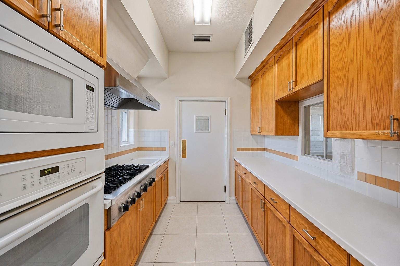 13750 DOWLING LN — photo 13