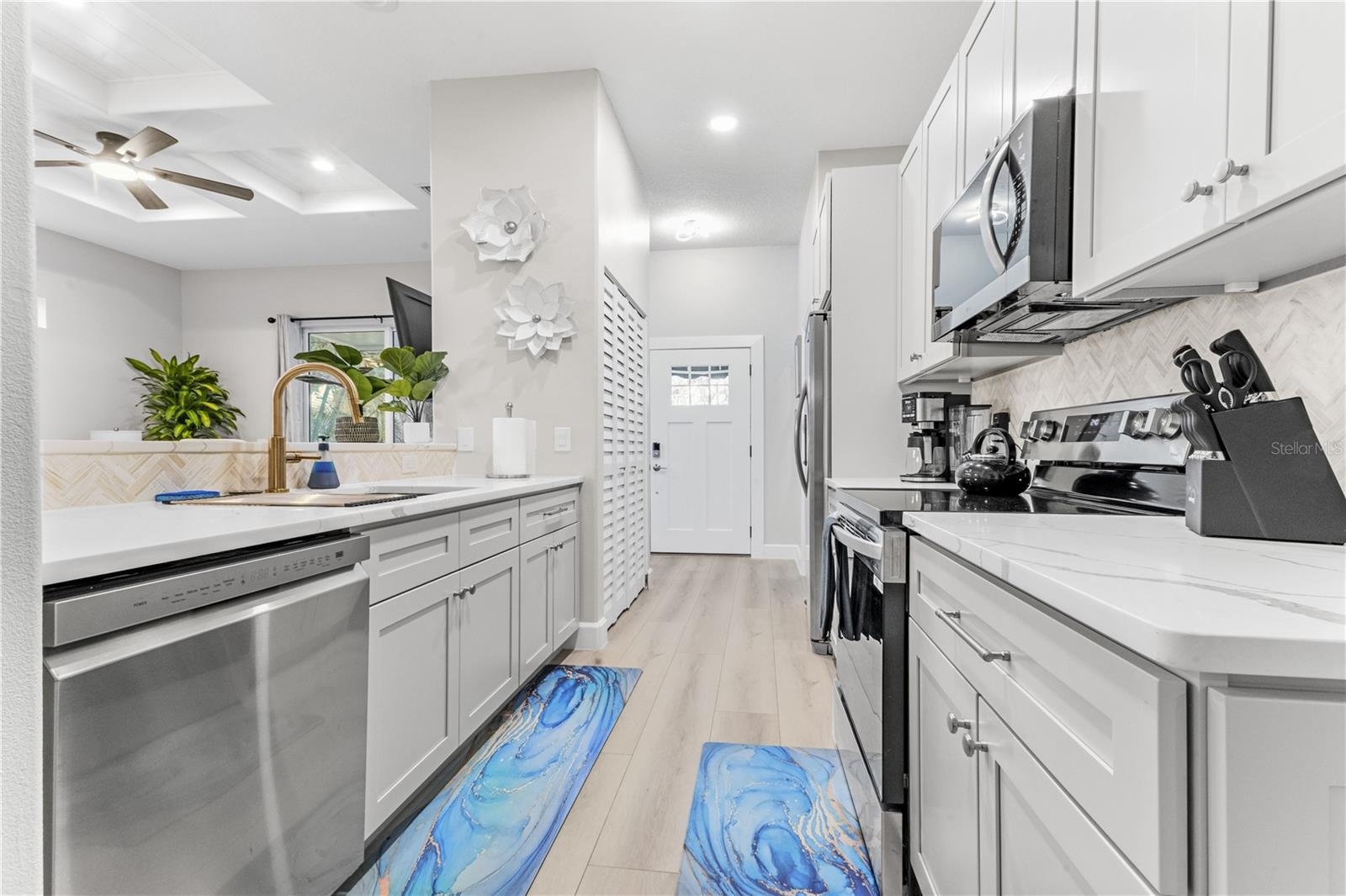 2047 ROSELAWN ST — photo 3