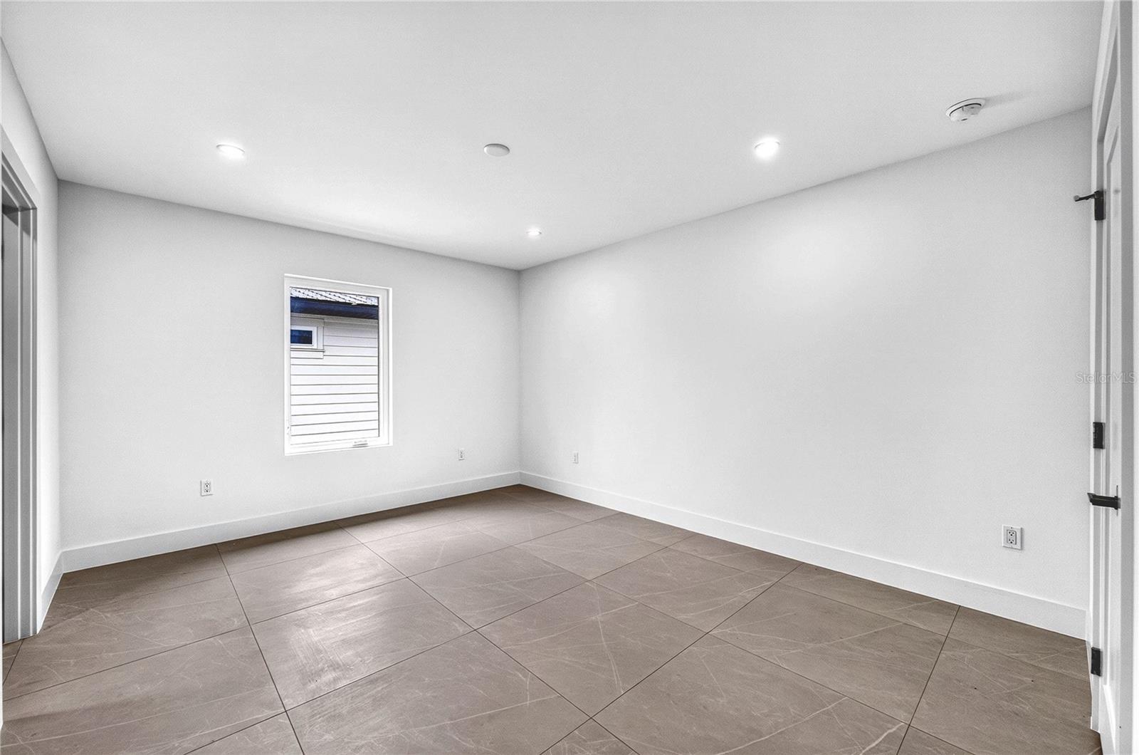 2590 FLOYD ST — photo 59