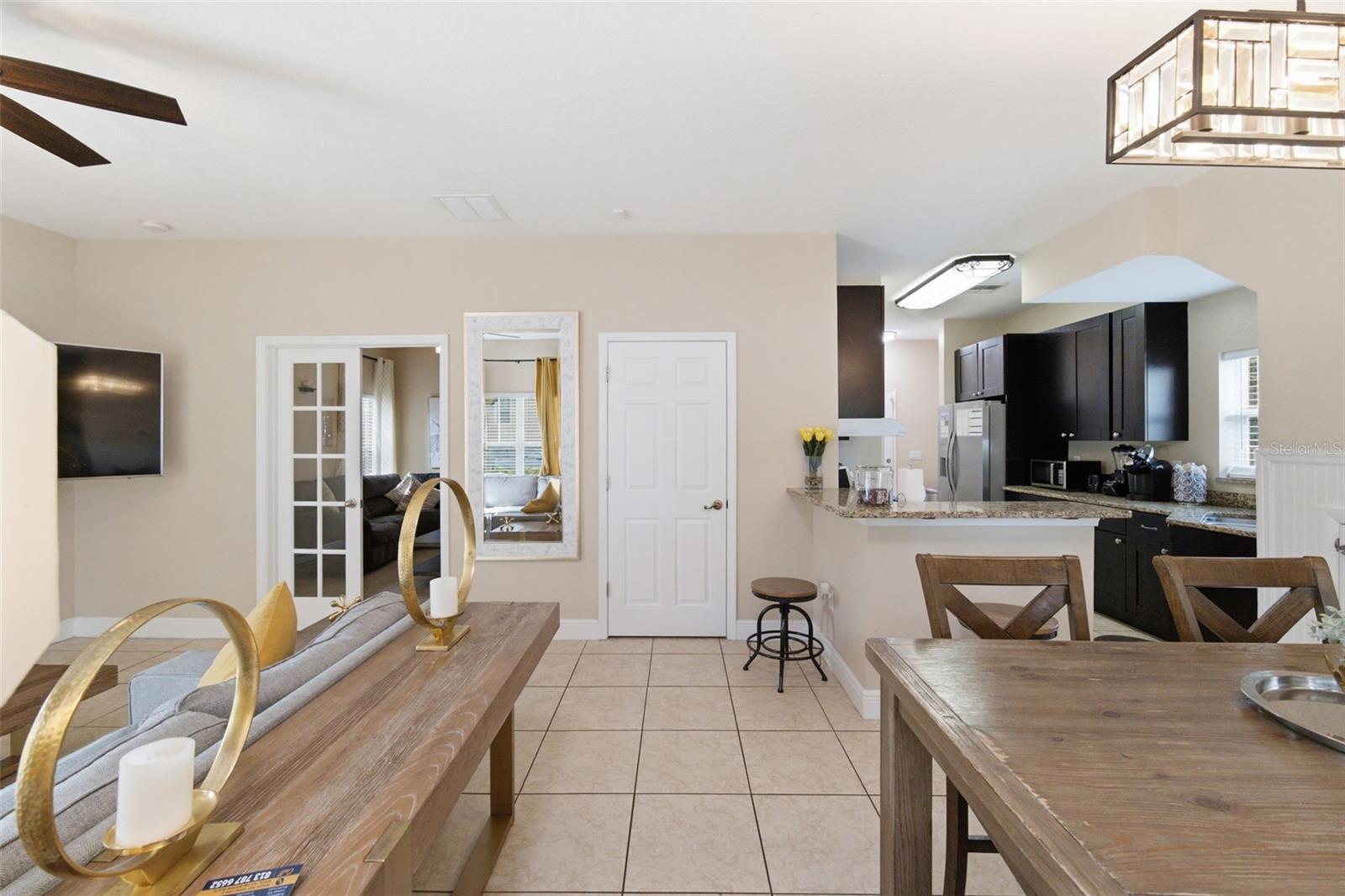 205 E KIRBY ST — photo 8