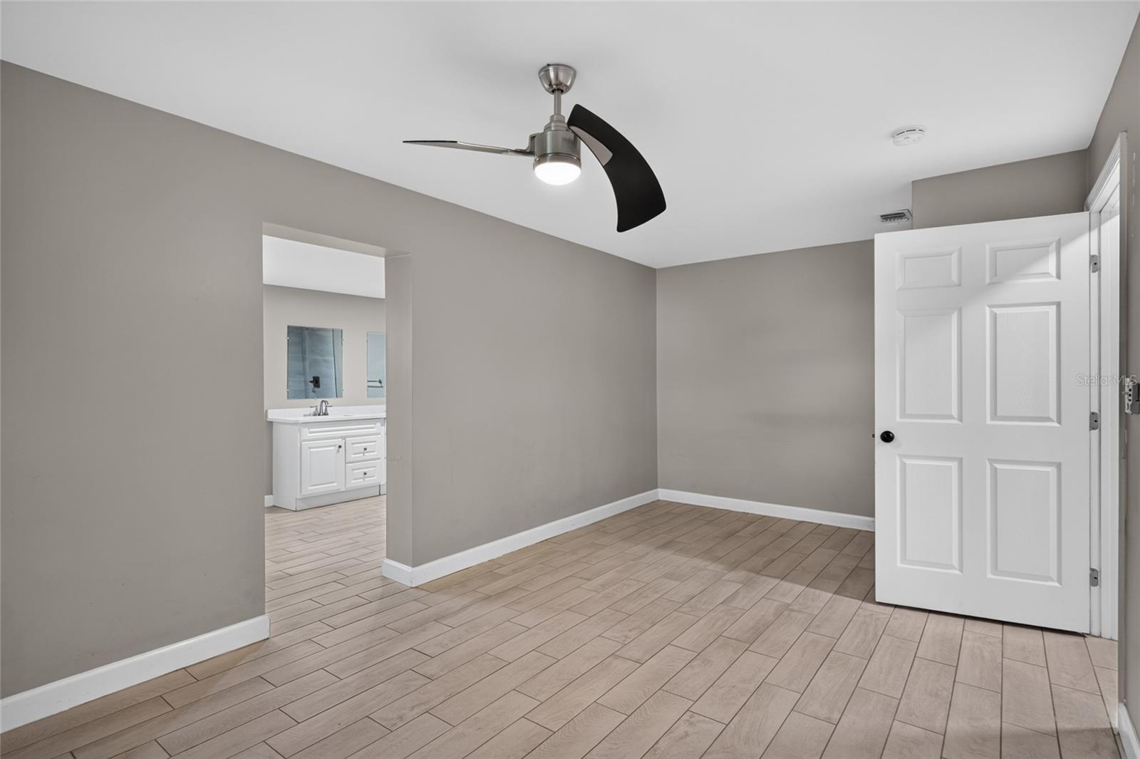 1610 N LOIS AVE — photo 17