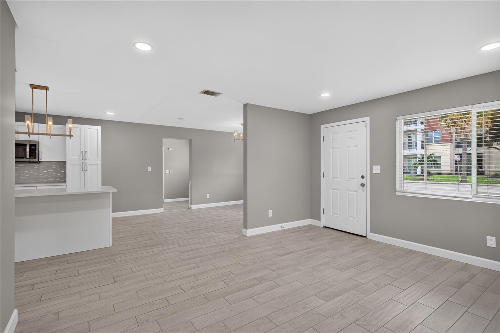 1610 N LOIS AVE — photo 7