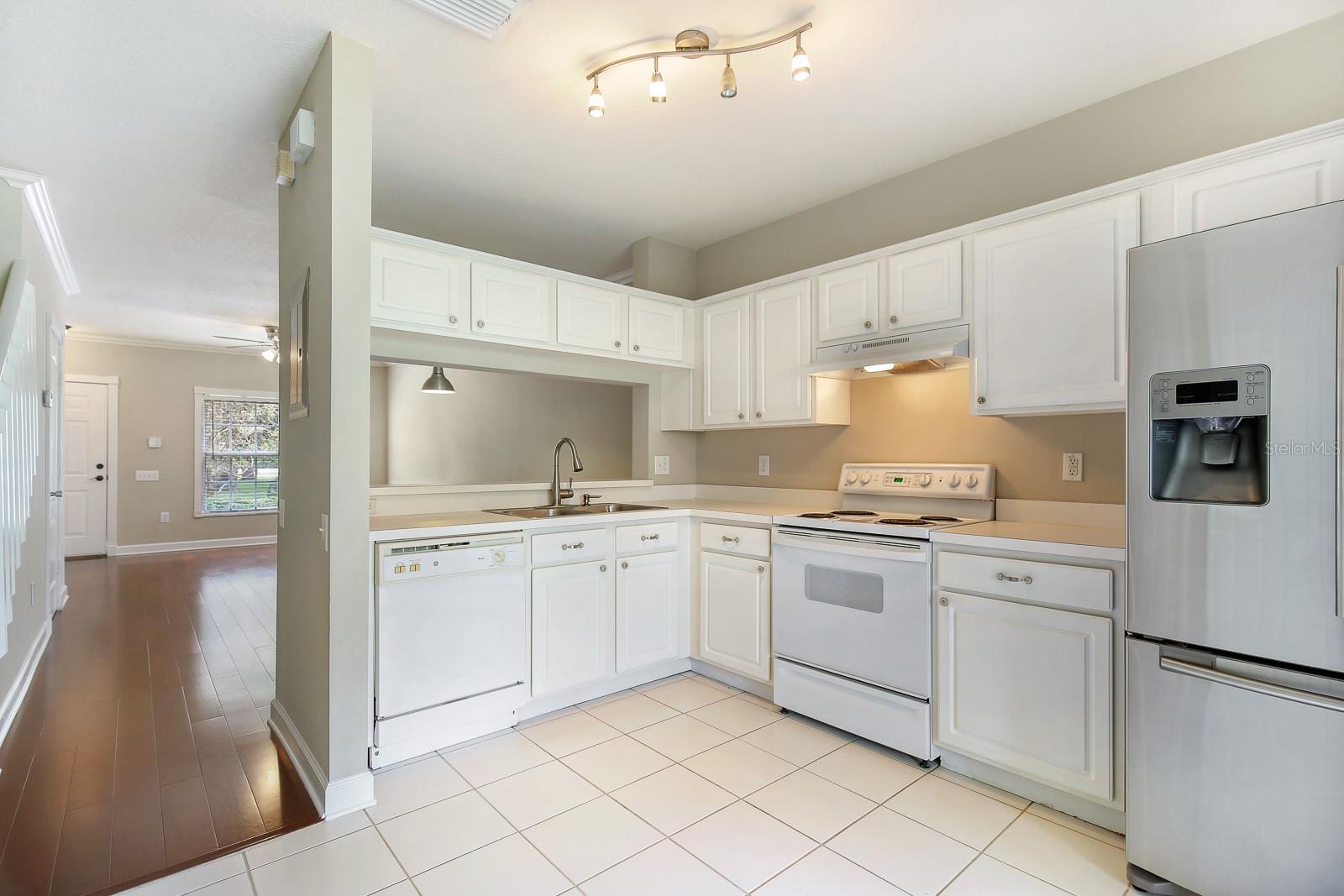 2403 LAKE WOODBERRY CIR — photo 2