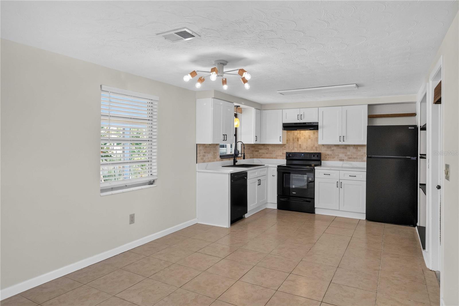 2044 PAMELA DR — photo 8