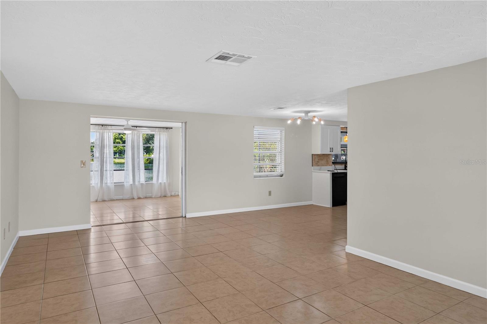 2044 PAMELA DR — photo 6