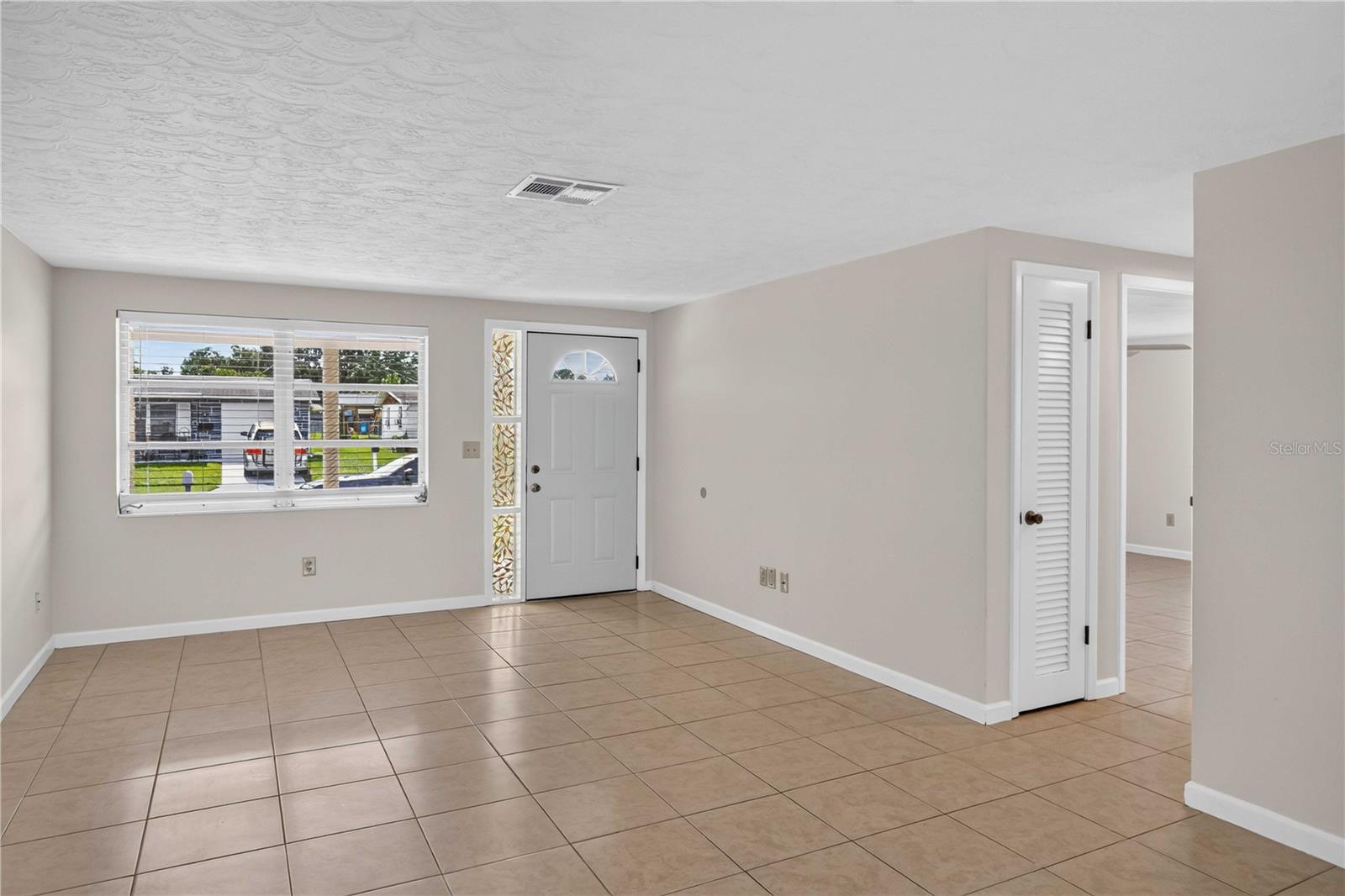 2044 PAMELA DR — photo 4