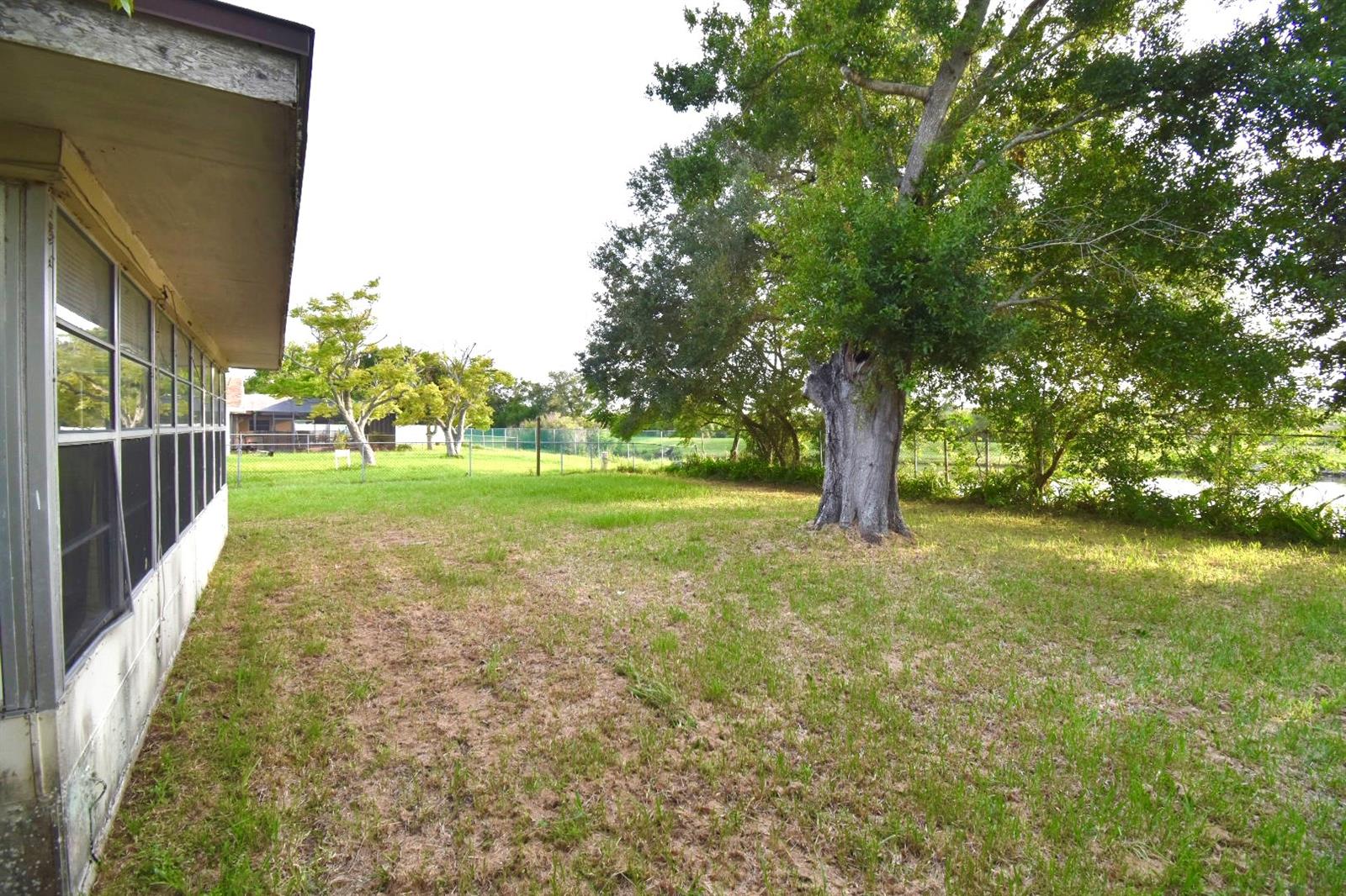 704 LEMONWOOD DR — photo 23