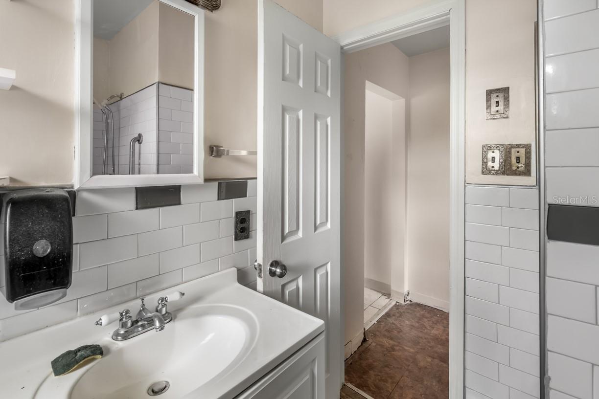 1329 WOODBINE ST — photo 10