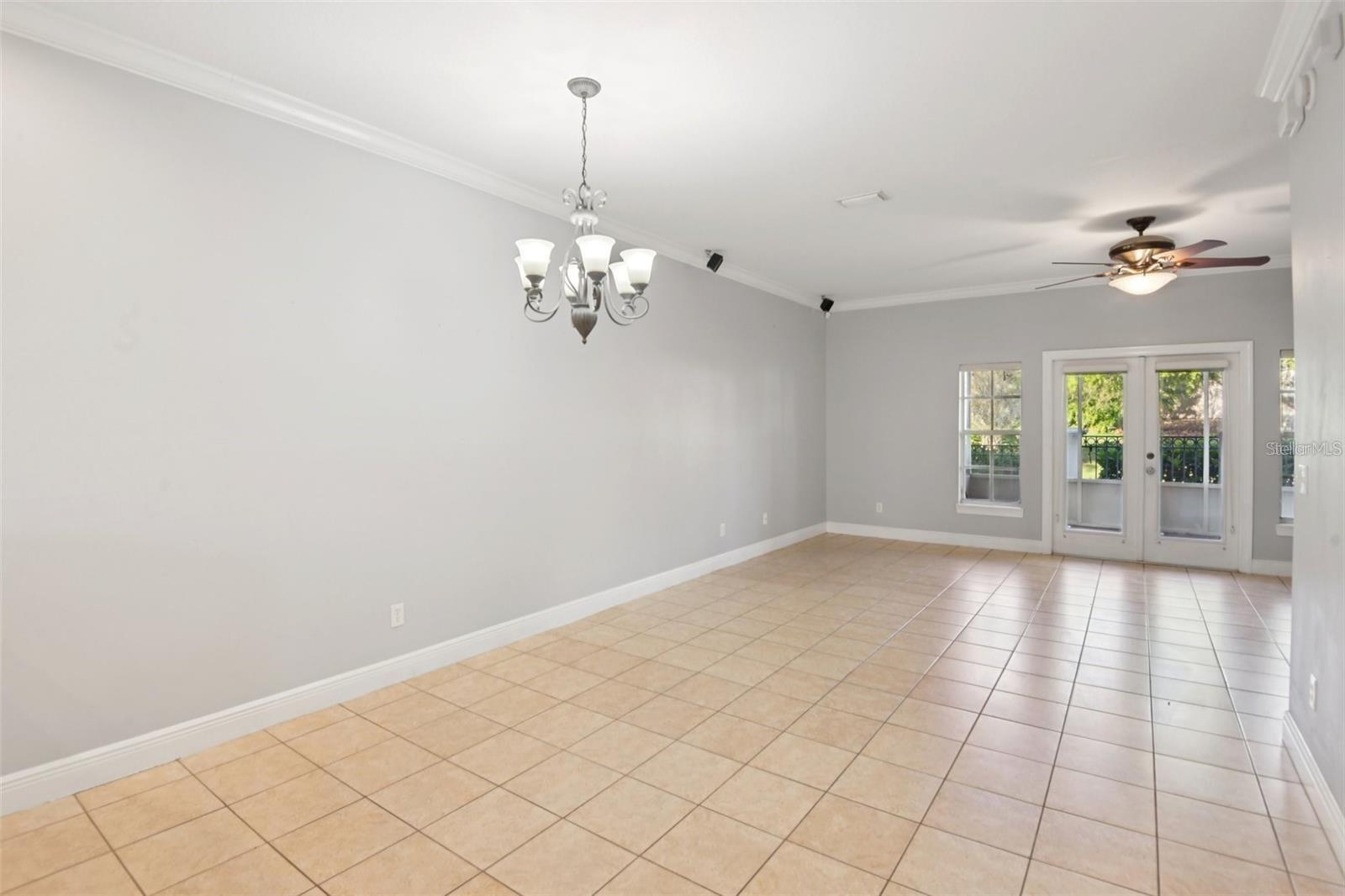 300 VALENCIA CIR — photo 4