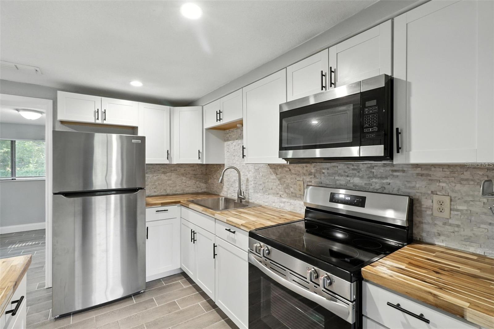 8035 GULF WAY — photo 9