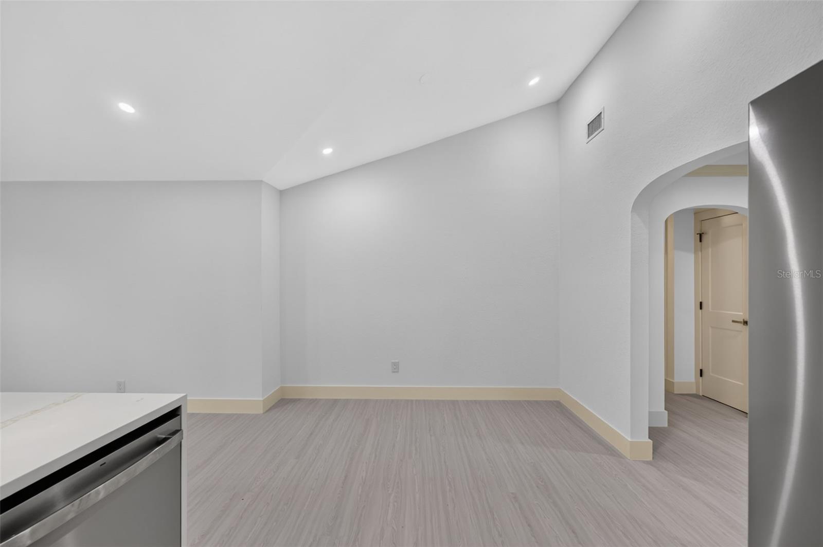 870 NARCISSUS AVE — photo 21