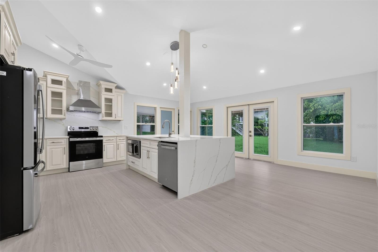 870 NARCISSUS AVE — photo 18