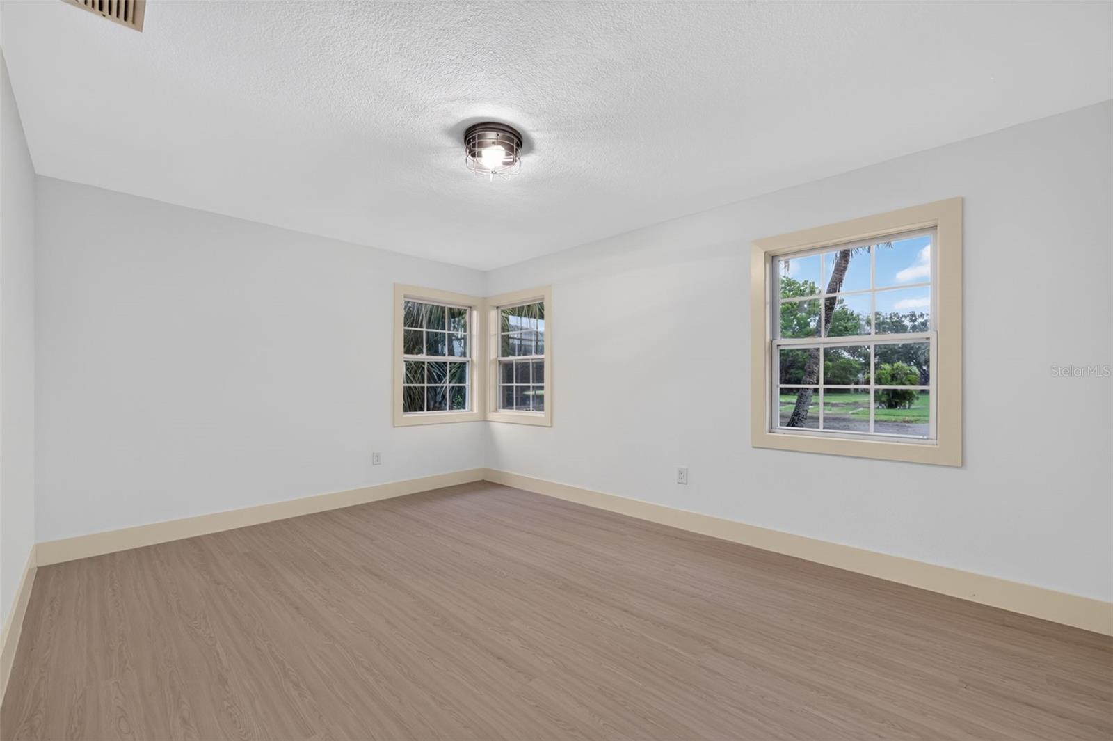870 NARCISSUS AVE — photo 11