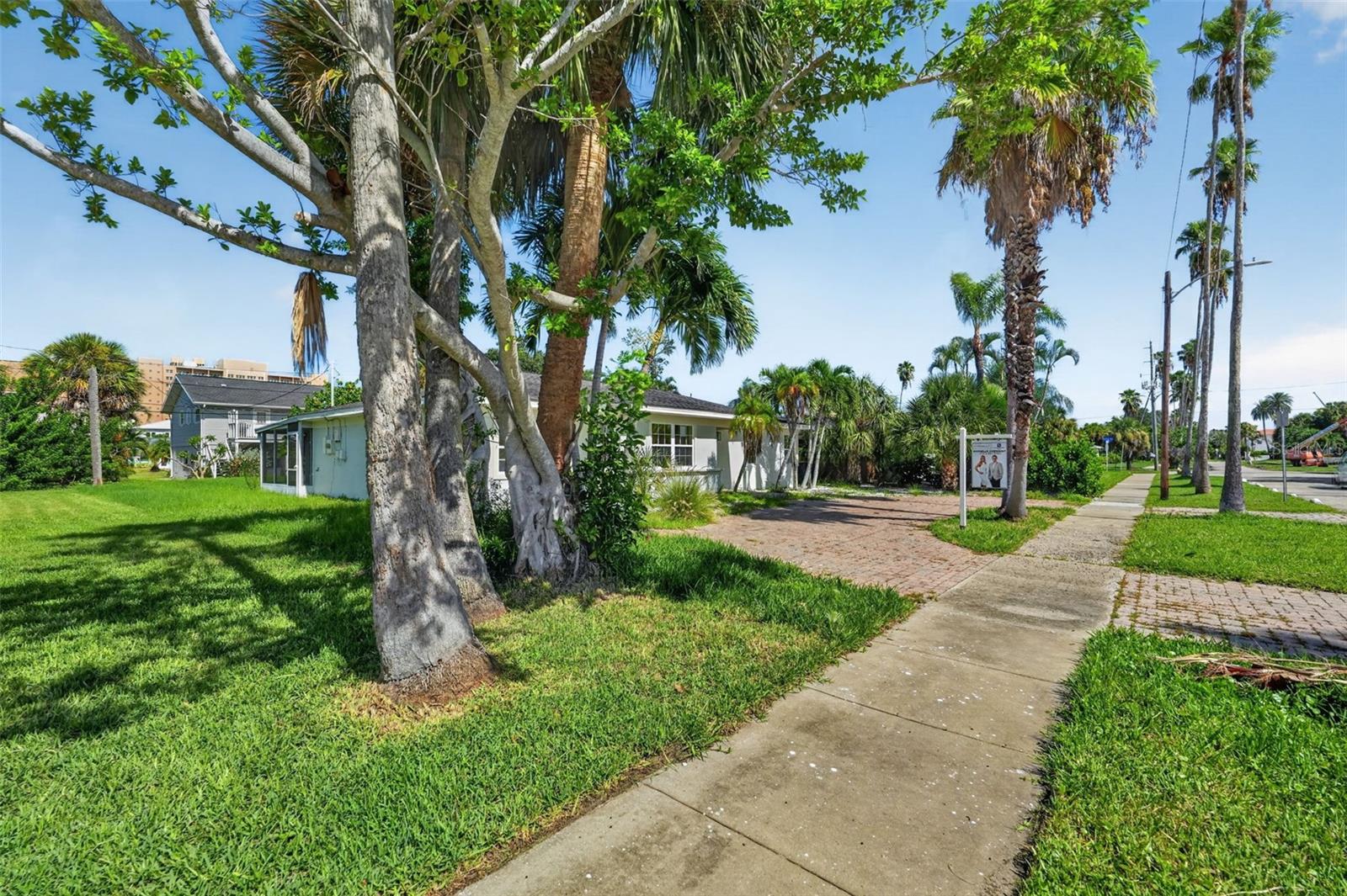 870 NARCISSUS AVE — photo 36