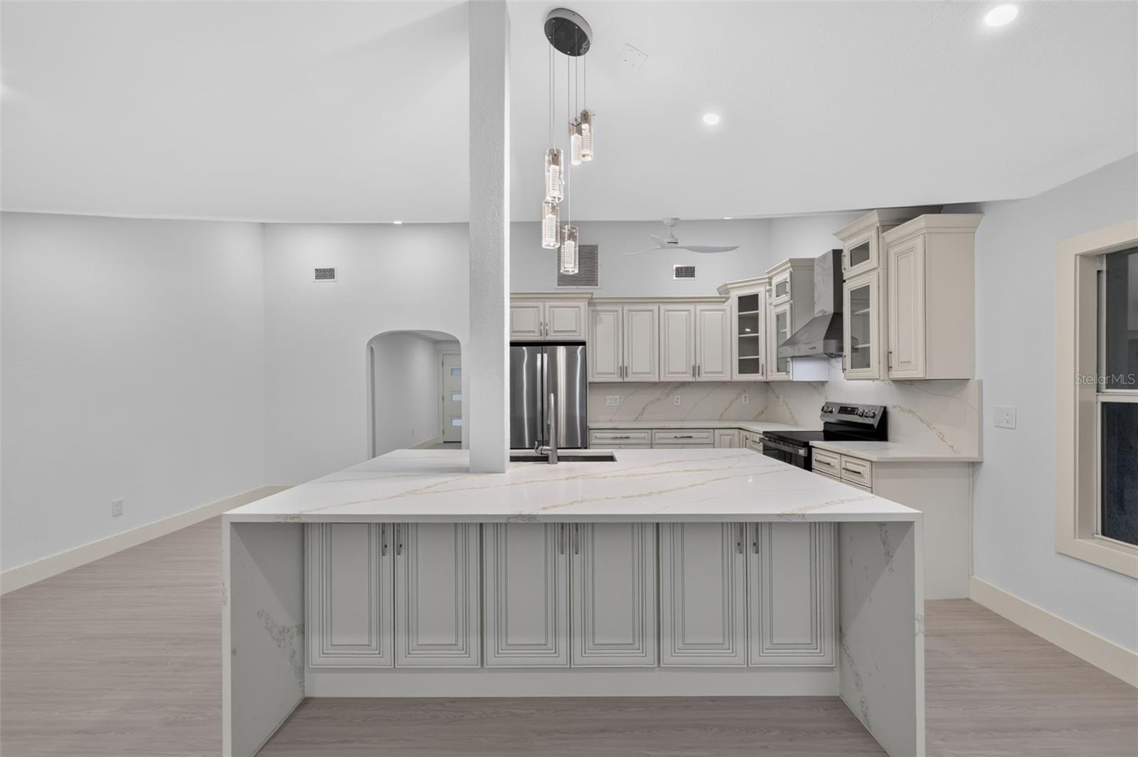 870 NARCISSUS AVE — photo 23
