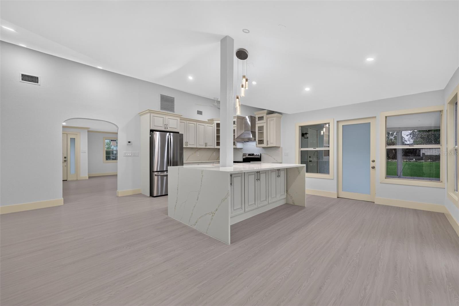 870 NARCISSUS AVE — photo 3