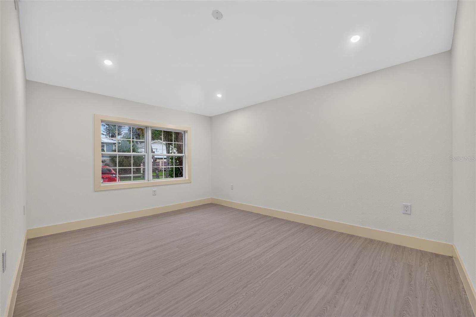 870 NARCISSUS AVE — photo 31