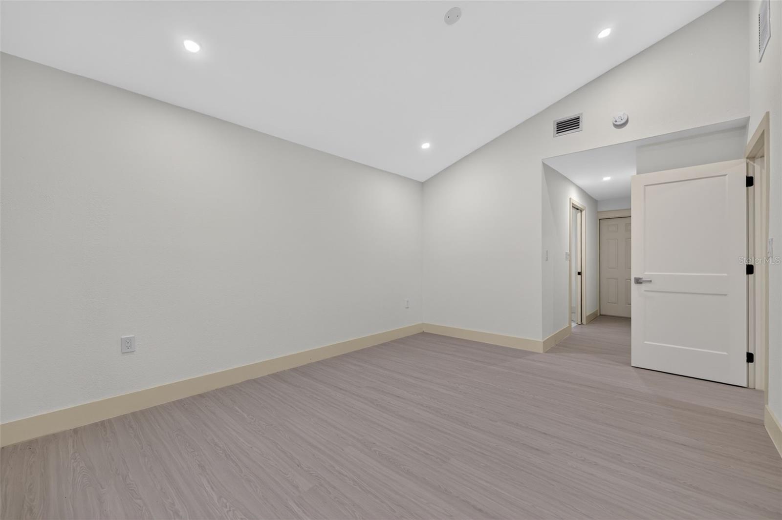 870 NARCISSUS AVE — photo 29