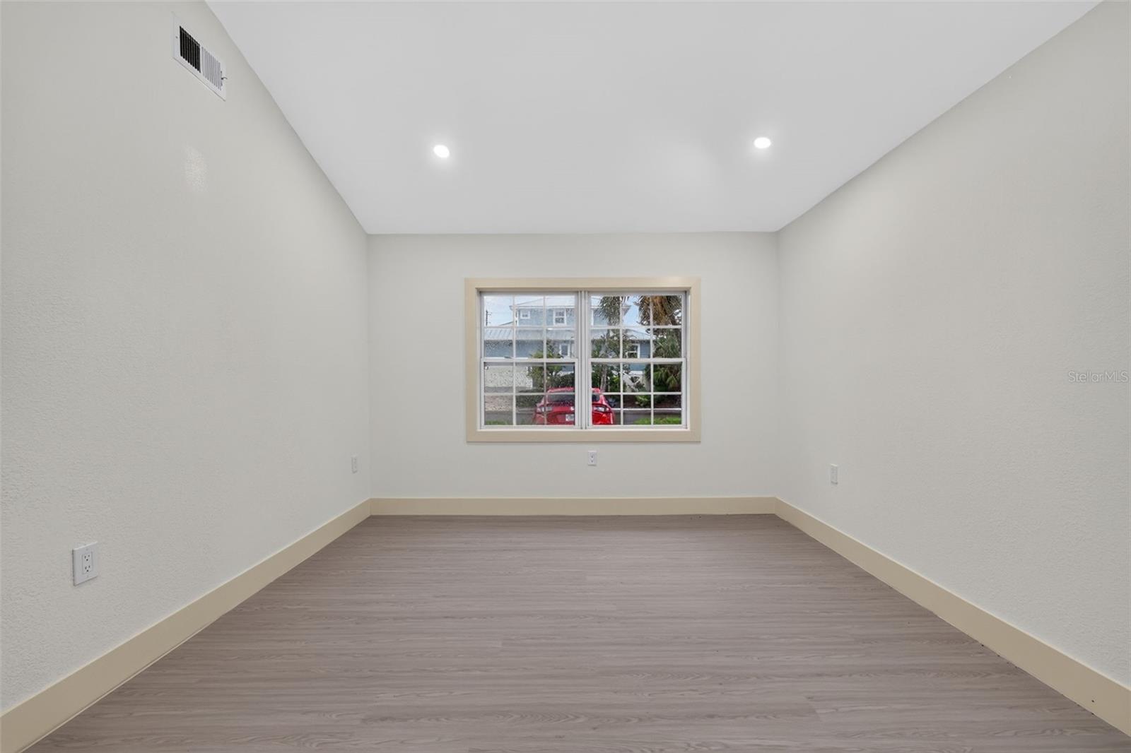 870 NARCISSUS AVE — photo 30