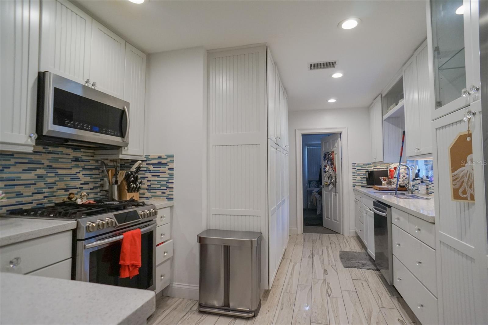328 CARL AVE — photo 3
