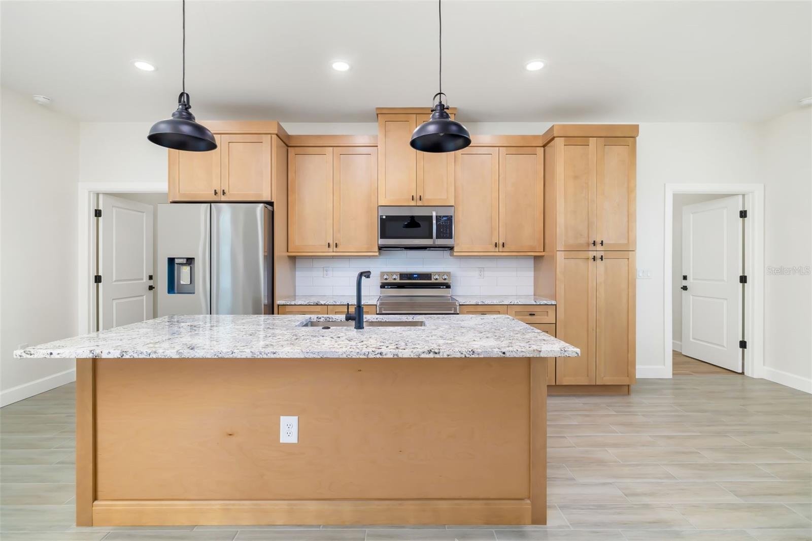 118 RUBY AVE N — photo 10