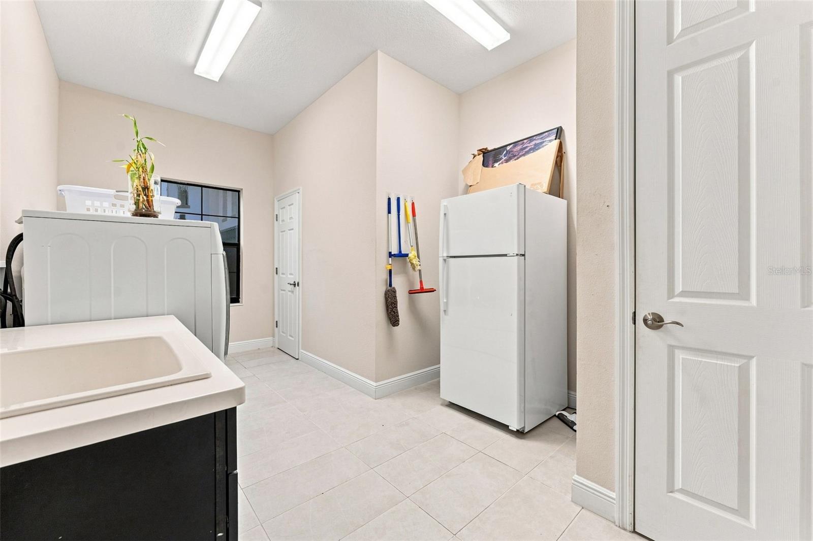 10370 MEADOWRUN DR — photo 55