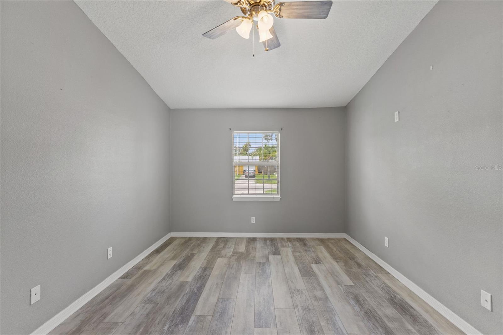 560 ROBIN HILL CIR — photo 21