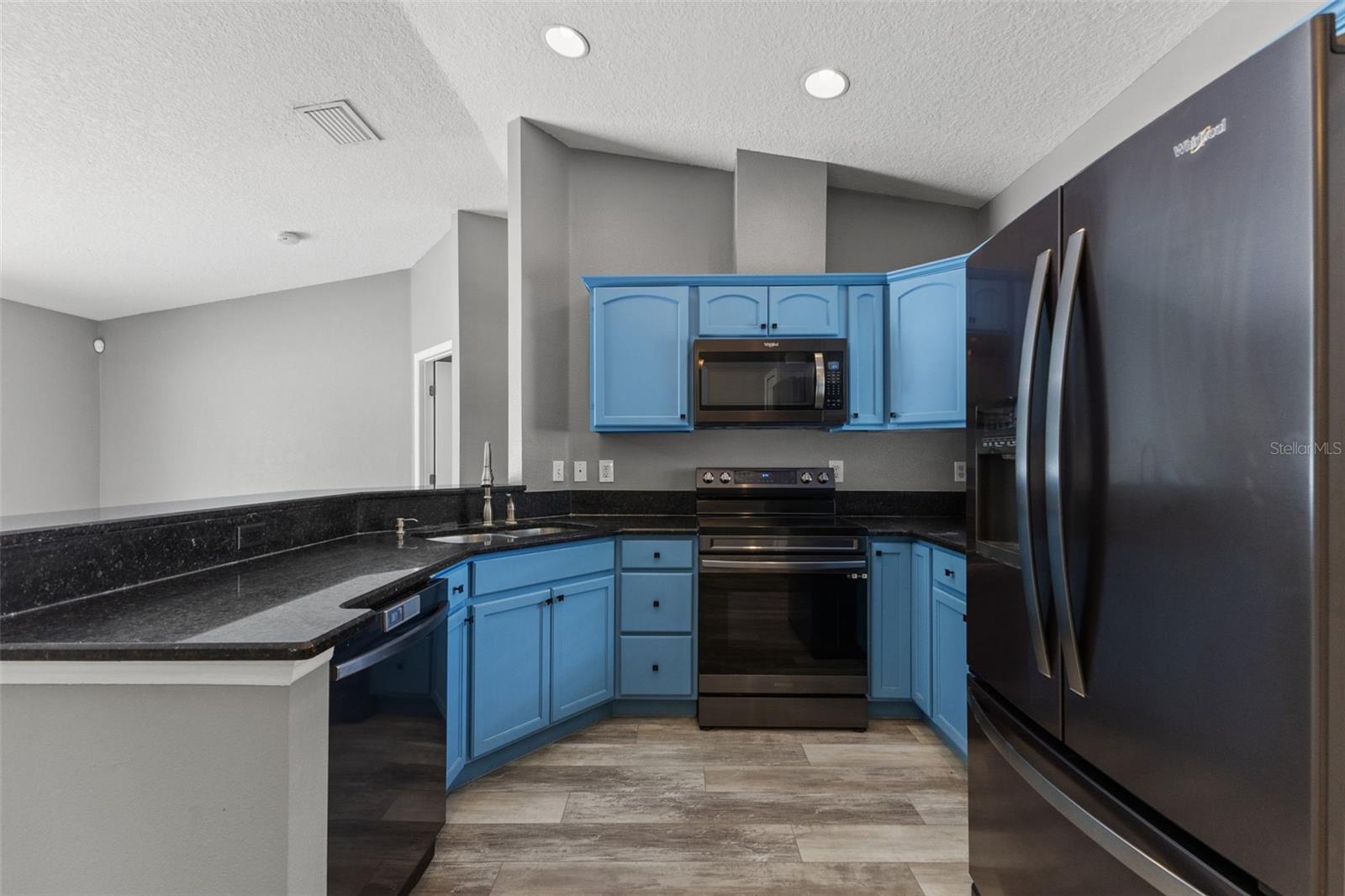 560 ROBIN HILL CIR — photo 8