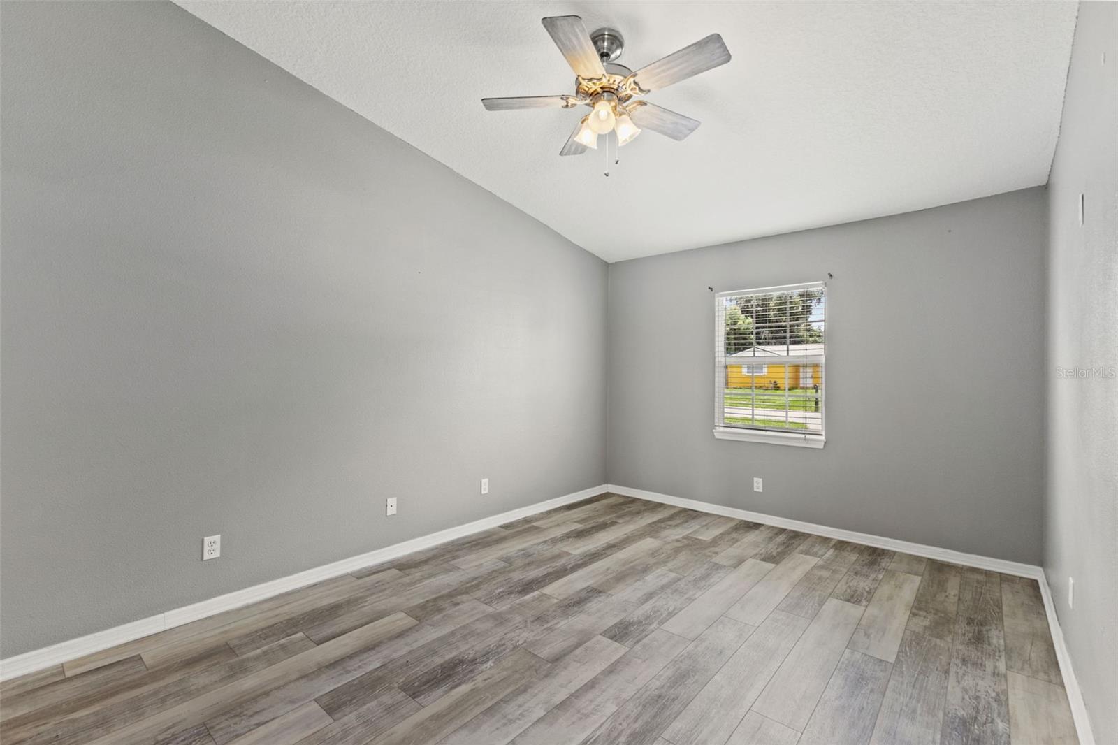 560 ROBIN HILL CIR — photo 22