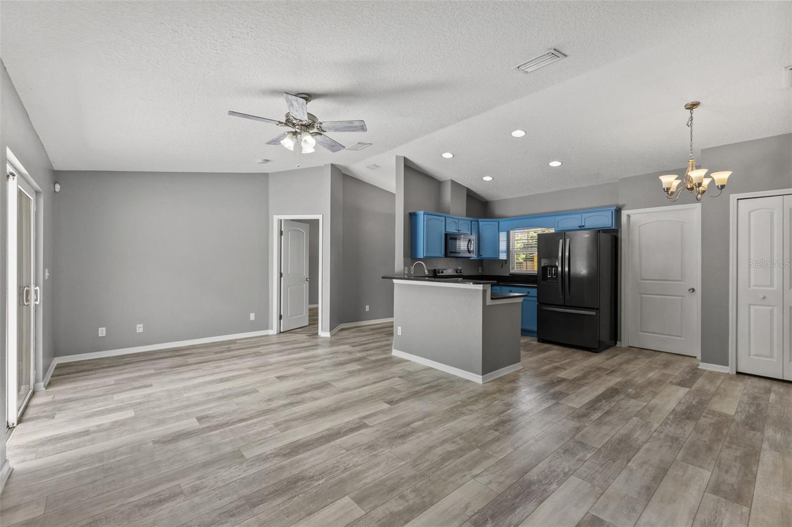 560 ROBIN HILL CIR — photo 18