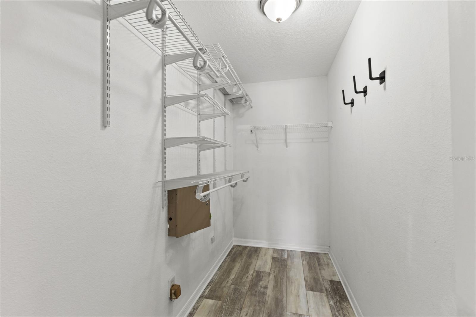 560 ROBIN HILL CIR — photo 24