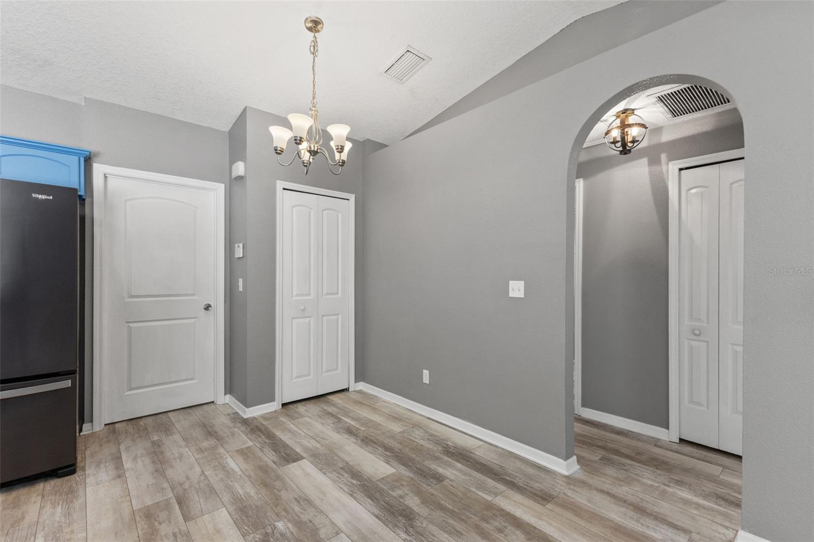 560 ROBIN HILL CIR — photo 10