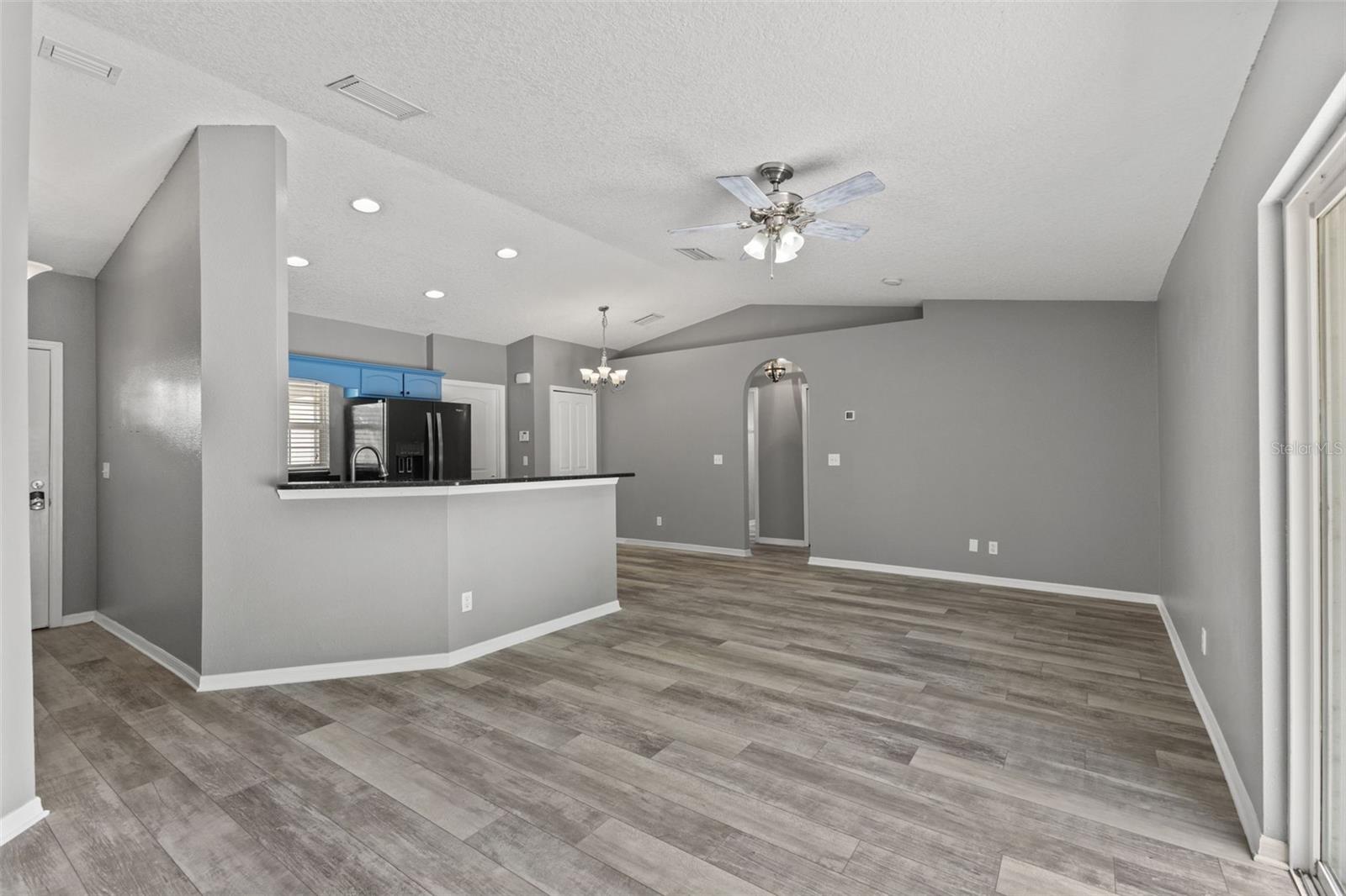 560 ROBIN HILL CIR — photo 5