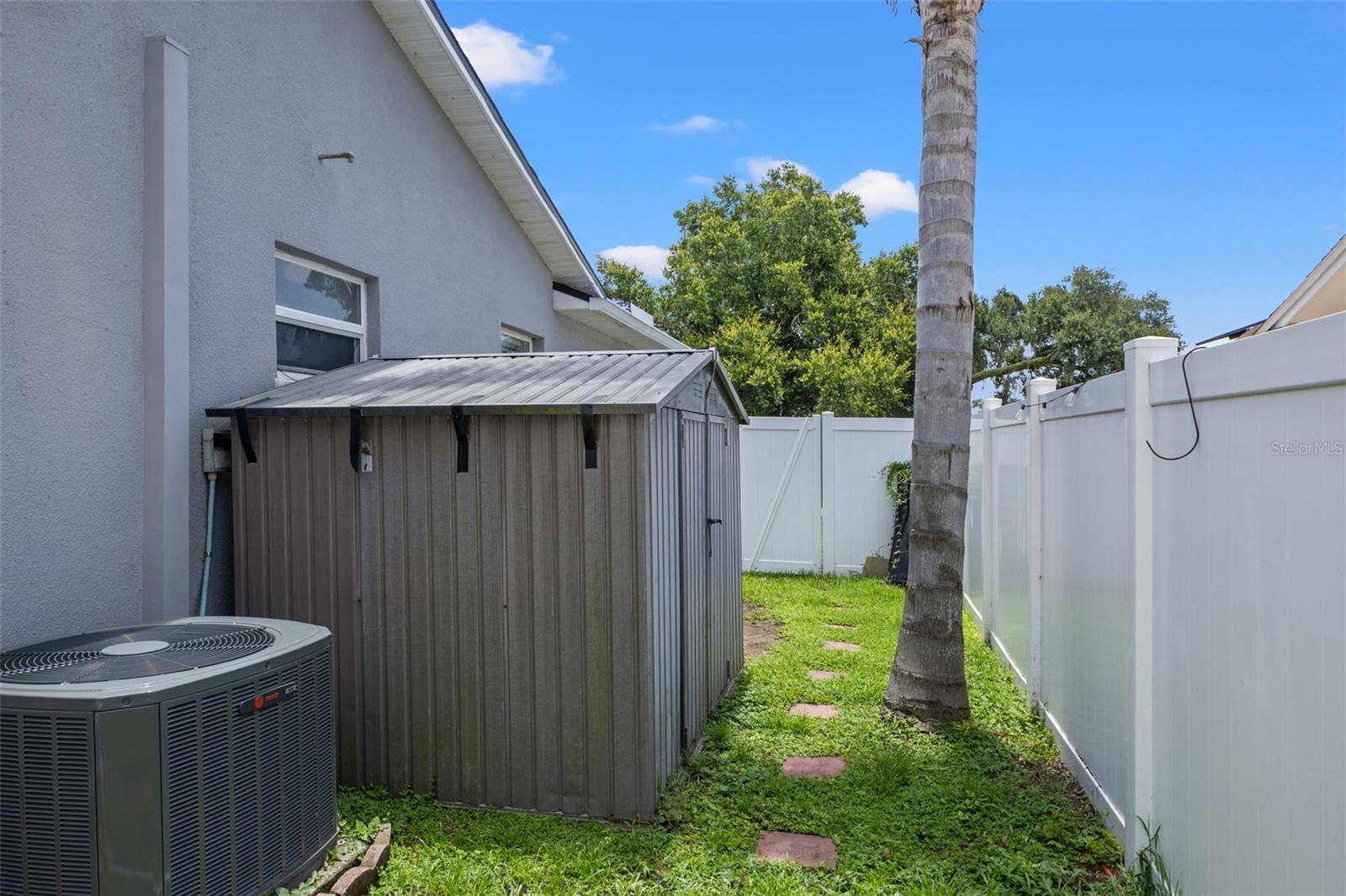 560 ROBIN HILL CIR — photo 31
