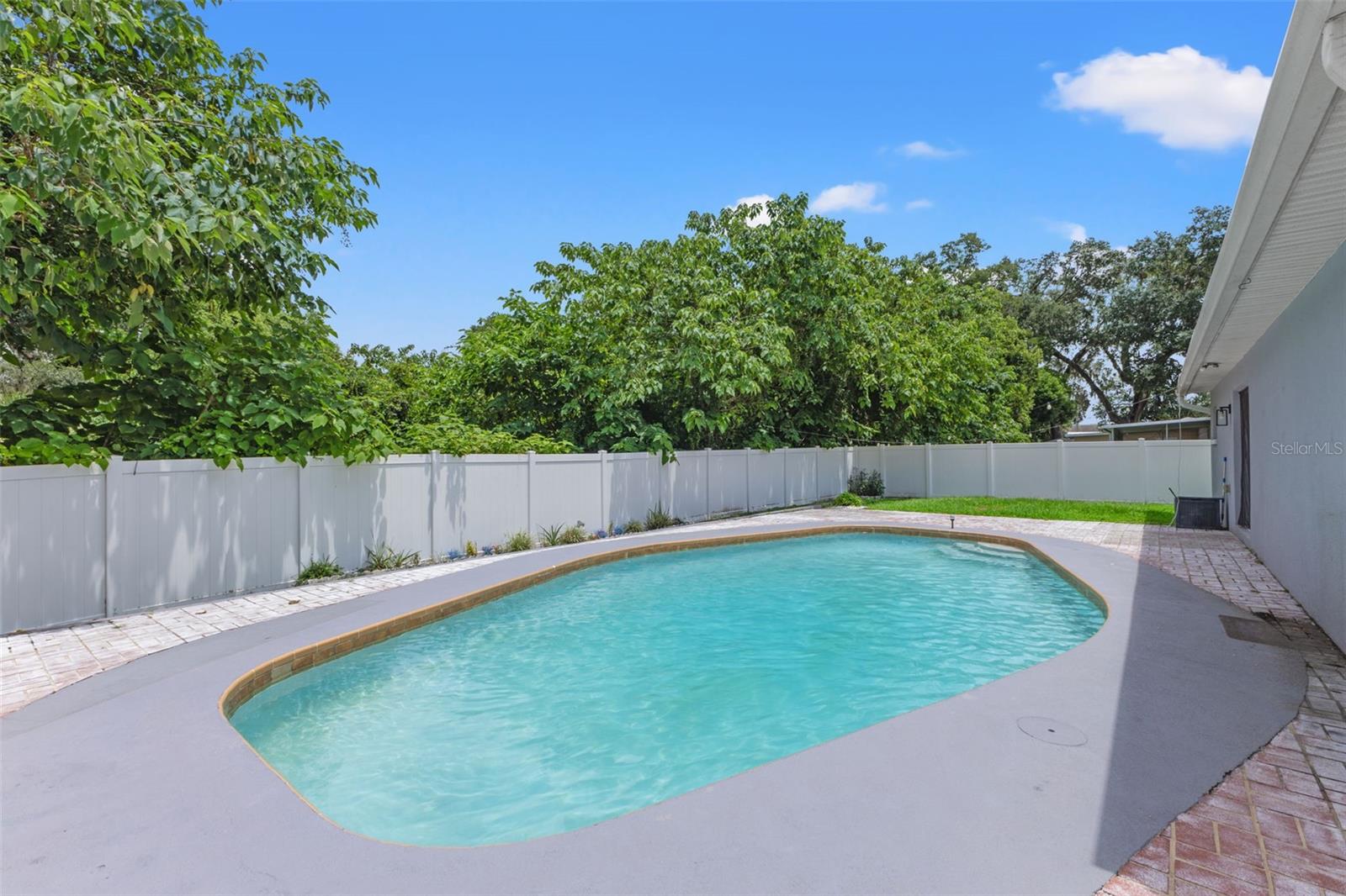 560 ROBIN HILL CIR — photo 29