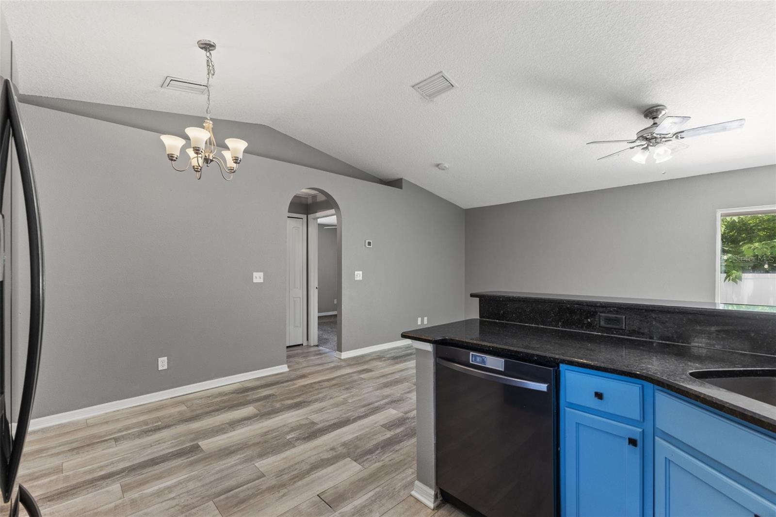560 ROBIN HILL CIR — photo 12