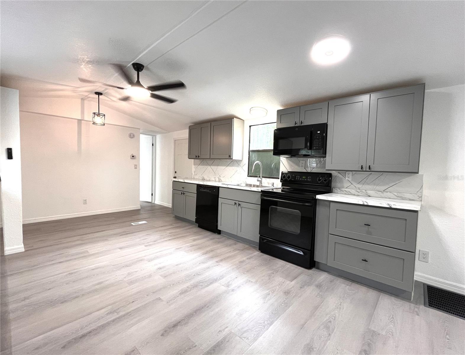 9860 GOLDEN LOOP — photo 8