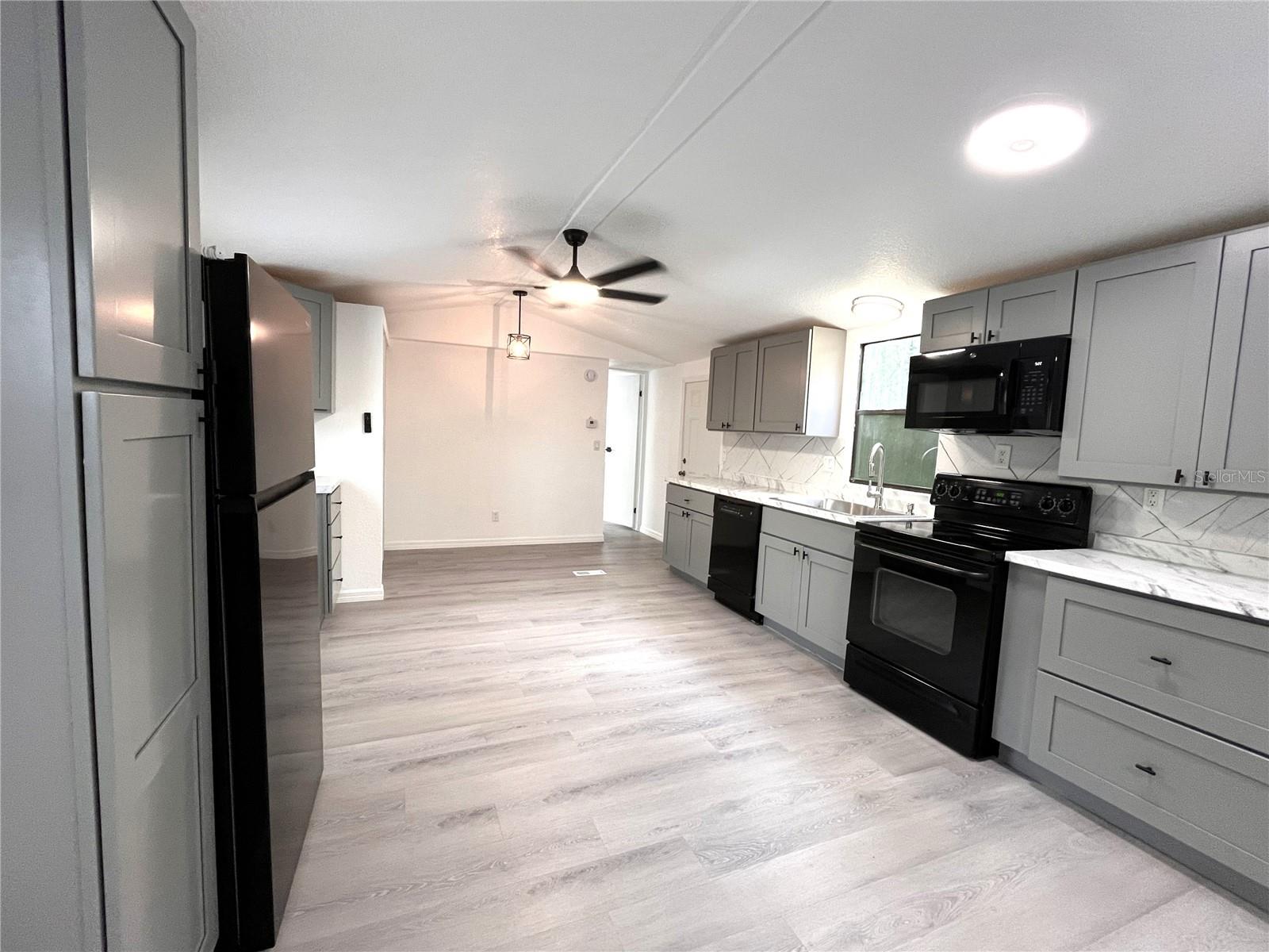 9860 GOLDEN LOOP — photo 3