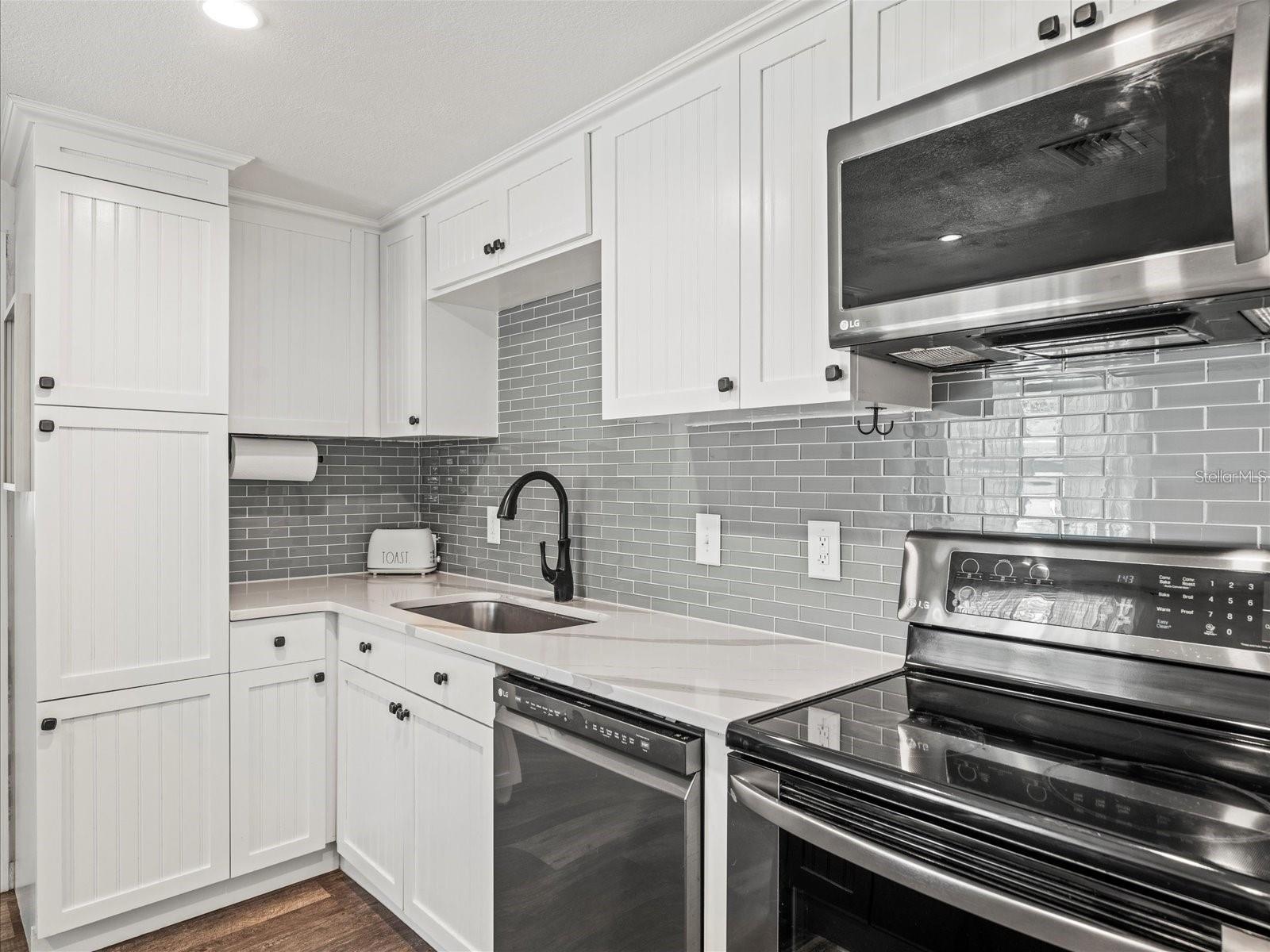 3138 W VARN AVE — photo 4