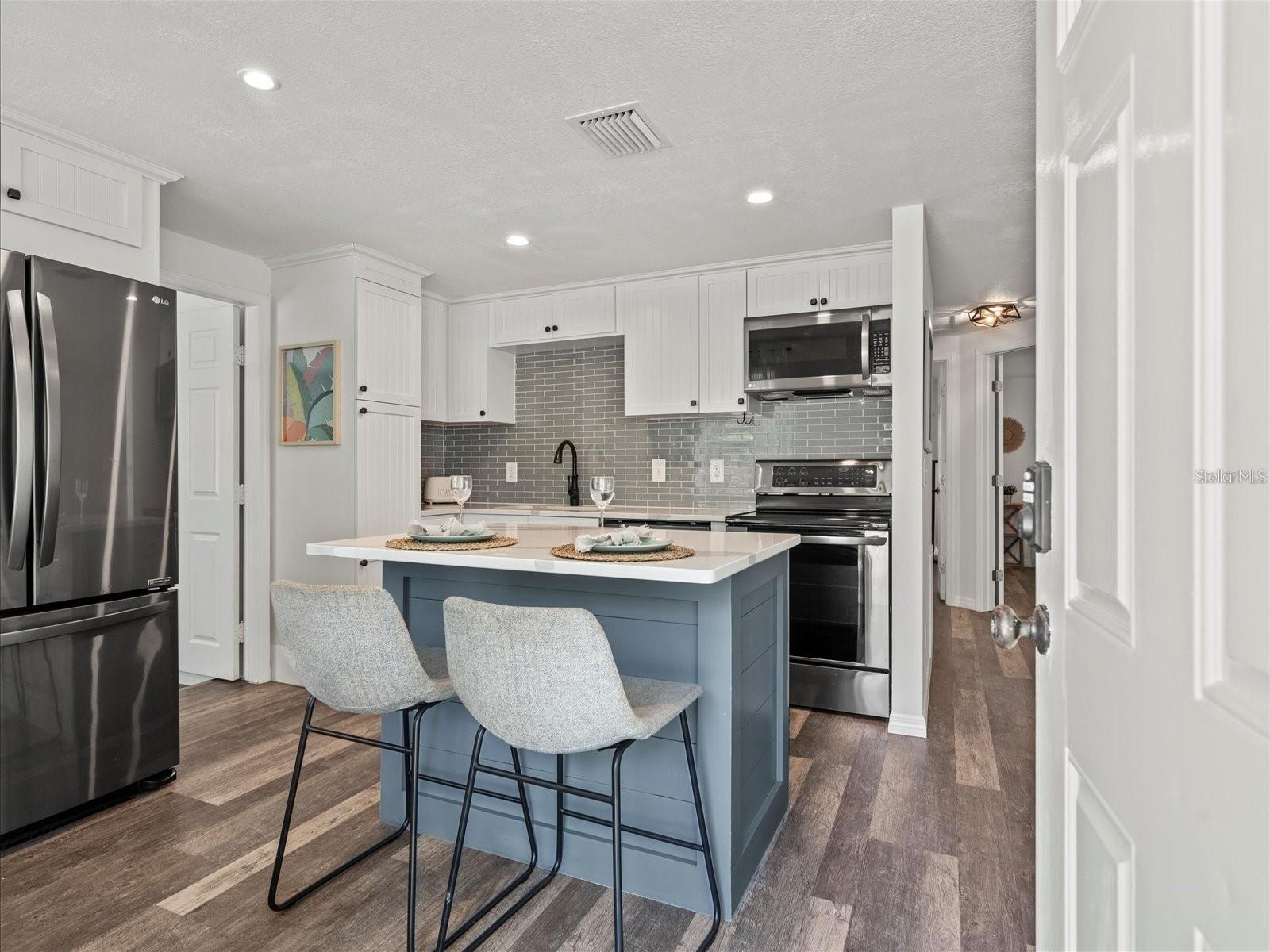 3138 W VARN AVE — photo 3