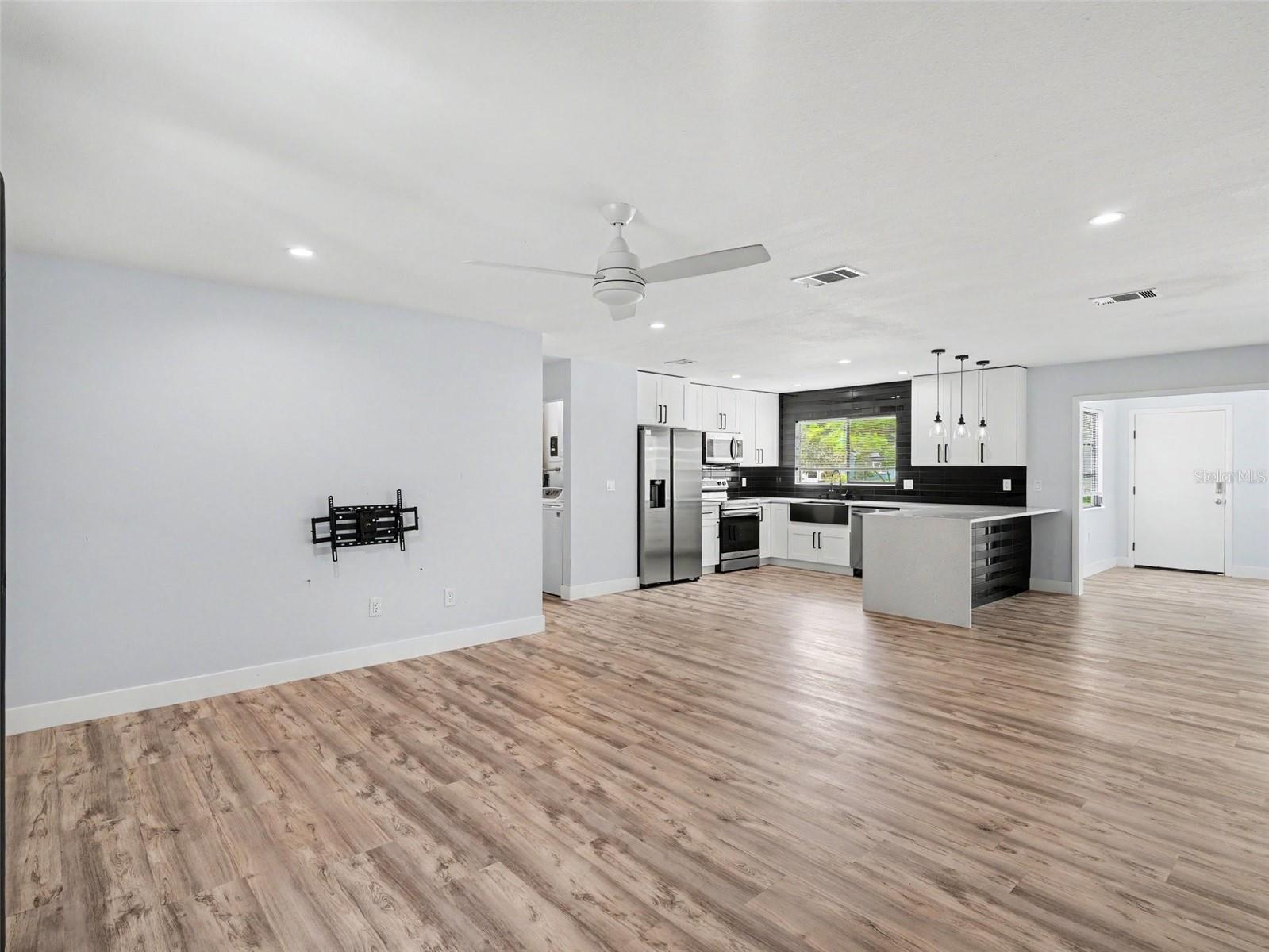 4060 AVANTI CIR — photo 6