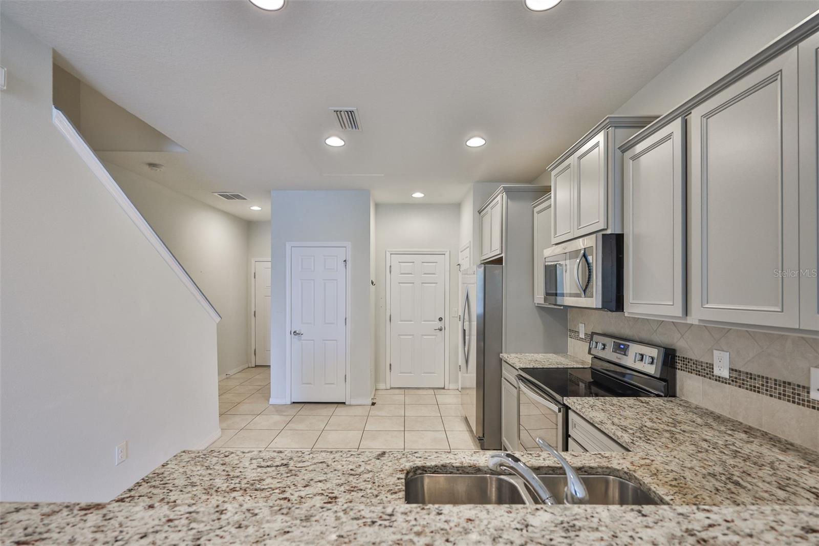 9160 HILLCROFT DR — photo 12