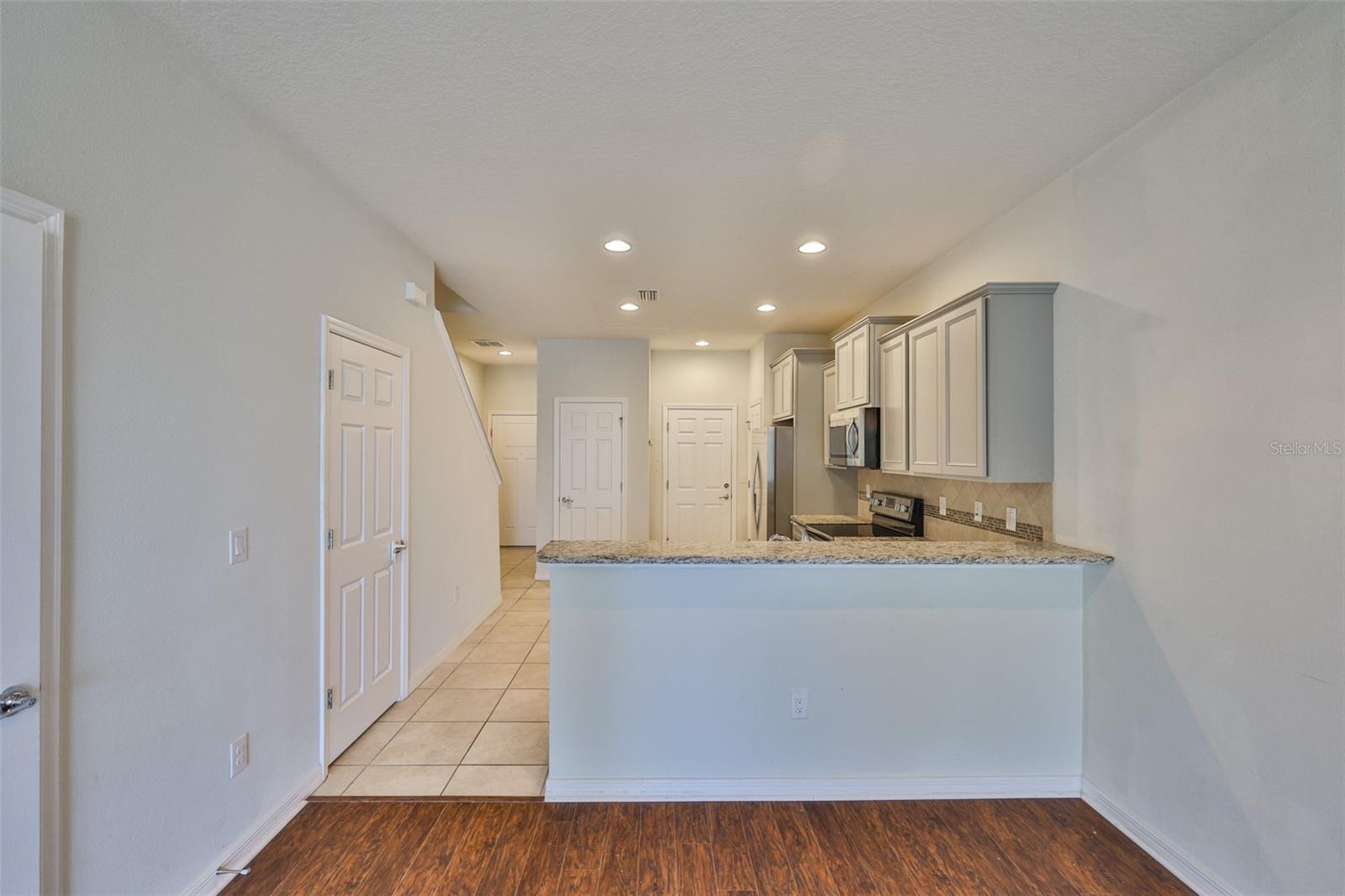 9160 HILLCROFT DR — photo 10
