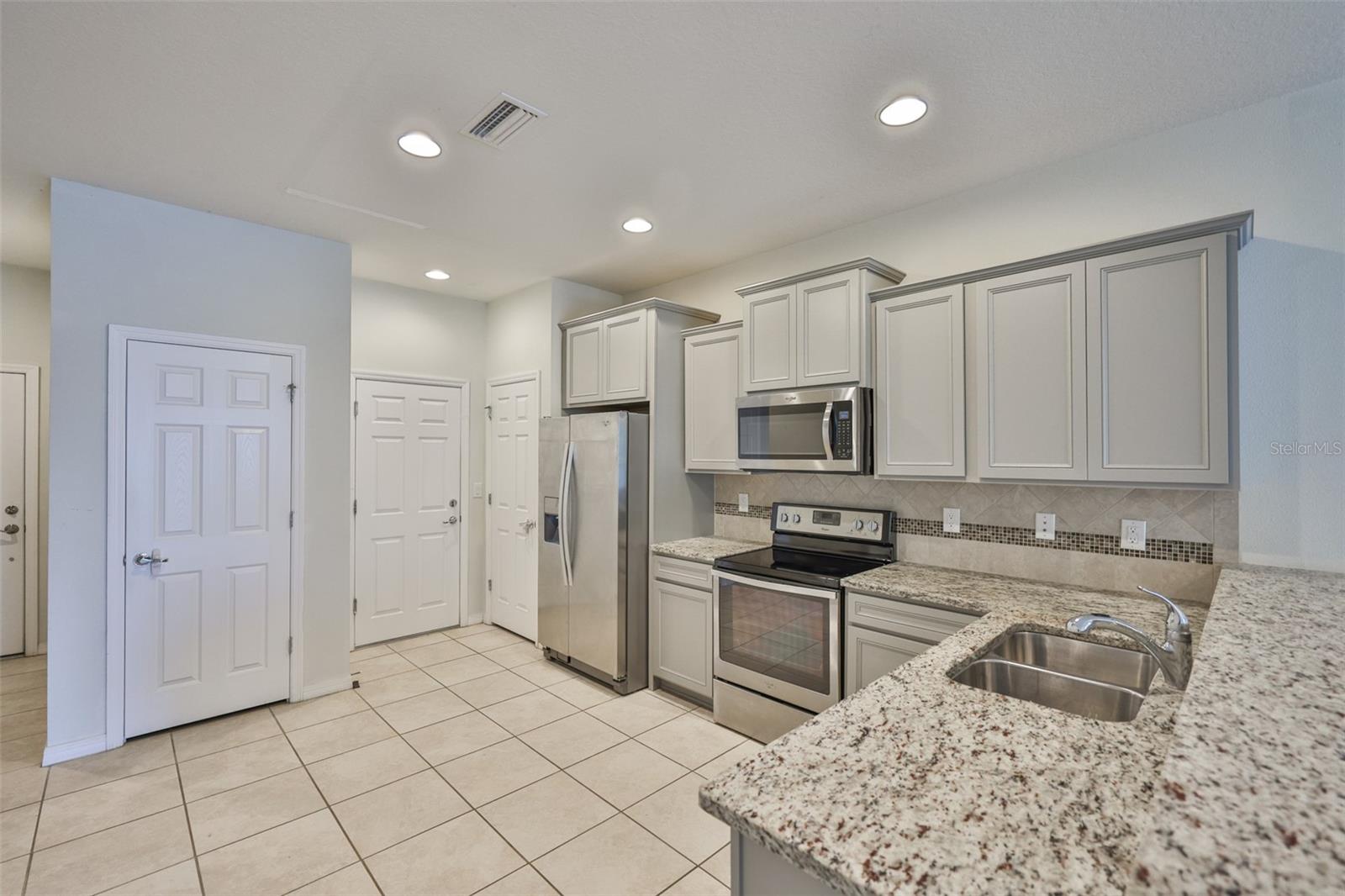 9160 HILLCROFT DR — photo 2